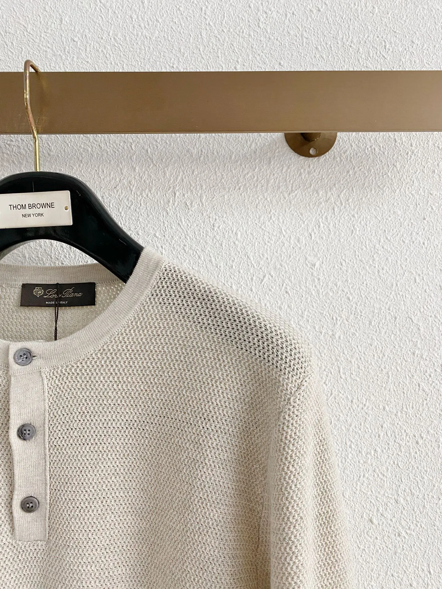 🌟30 Loro Piana LP knitted Henley collar long-sleeved sweater size M L The neckline is a round neck design, with tightly knitted edges and smooth lines that fit the neck line; the buttons at the placket are finely crafted, the surface of the buttons is smooth, and they naturally connect with the knitted fabric. The buttons are firmly fixed, and the placket is straight with no excess threads. , the seams are very tight, the splicing and stitching of the entire dress are very detailed, the stitches are fine and even, showing rigorous production technology from the body to the details, with no obvious flaws, showing a good sense of quality.